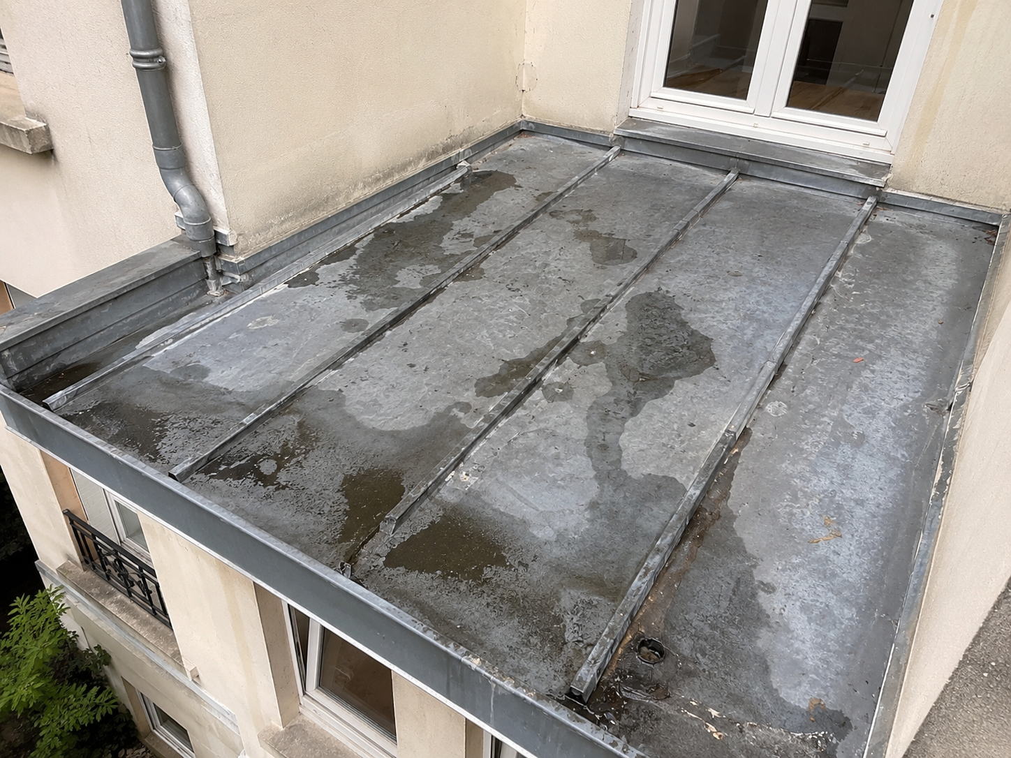 Terrasse zinc ancienne oxydée et infiltrée avant réfection